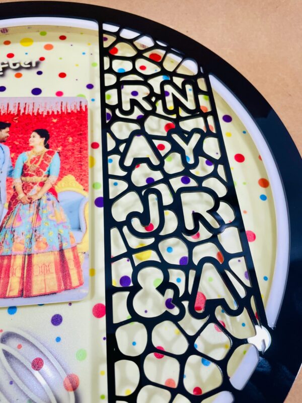 Pattern Round frame with photo and name - Bubbly Decors
