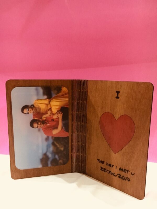 heart hug wood greeting - Bubbly Decors